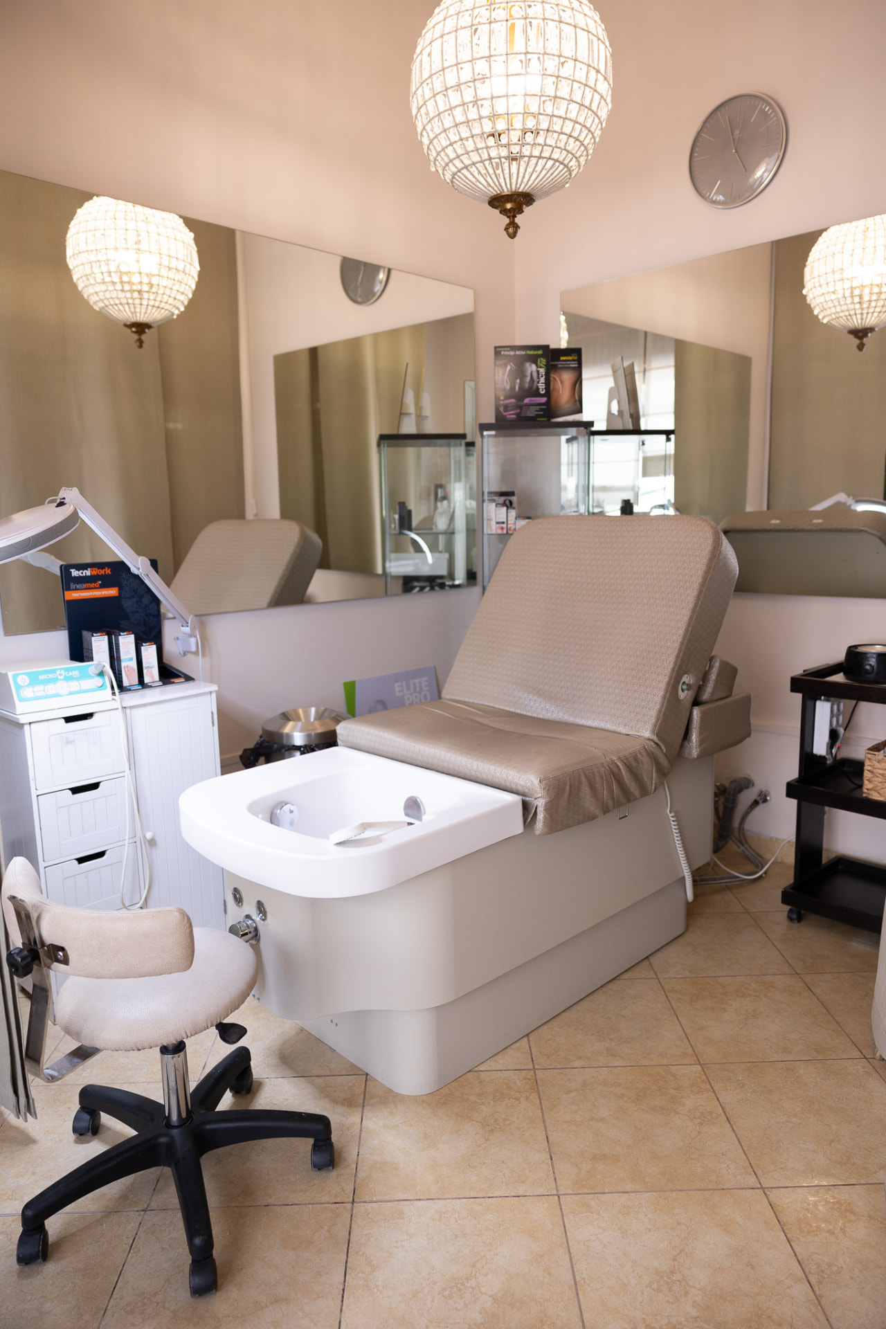 Cabina pedicure del centro con poltrona e vasca professionale